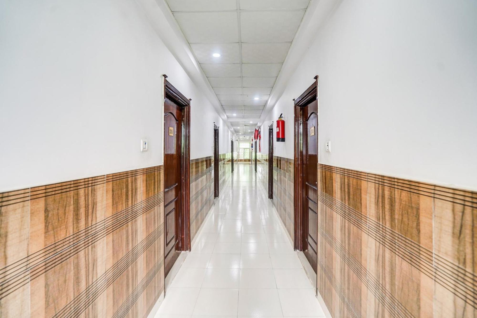 Super Hotel O Sgpgi Bijnaur Екстер'єр фото